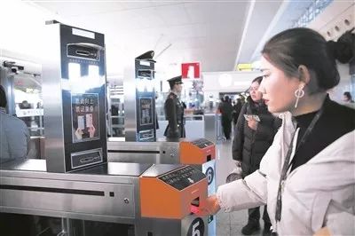 跟隨行業(yè)媒體的腳步,走進鐵路春運 鏡頭中,他們笑逐顏開