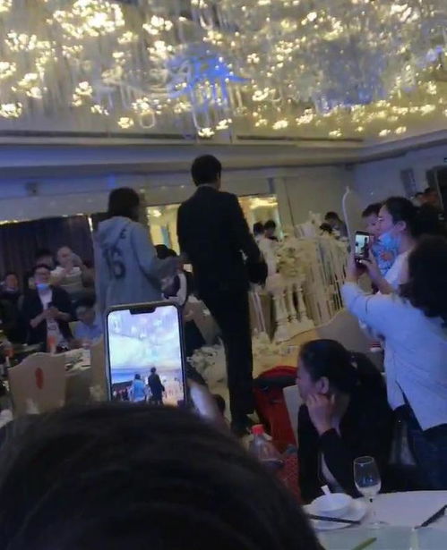 鄧超鹿晗現(xiàn)身武漢婚禮,兩人假扮服務(wù)員和攝影師潛入宴席