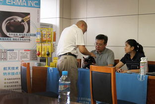 愛爾瑪為新華社國慶記者進行相機養護服務